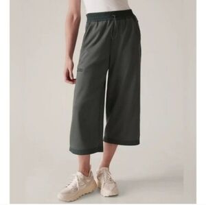 Athleta Triumph Hybrid Wide Leg Crop Pants 533711-02 Green Pull On Size XXS